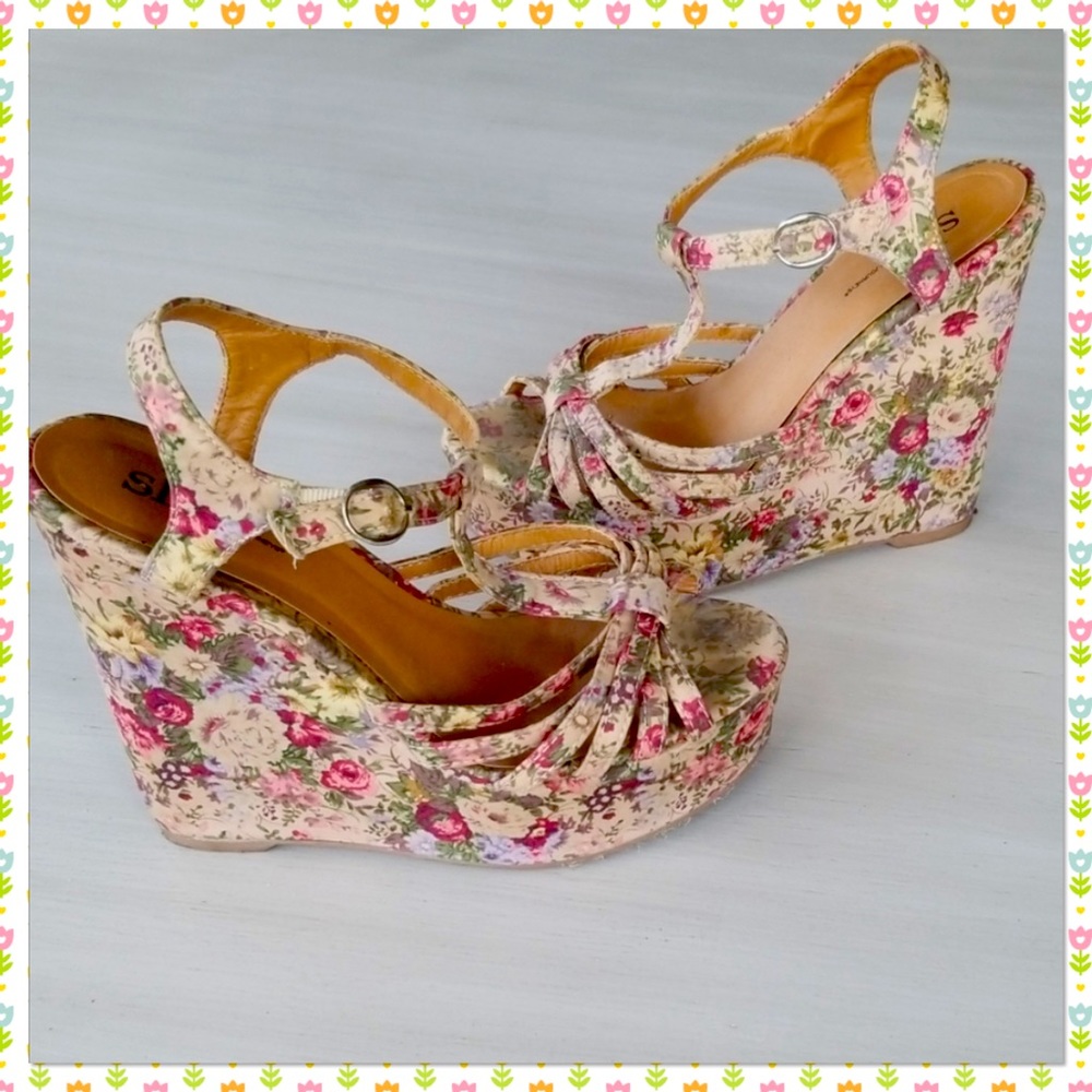 🔥NWOT🔥Shi by Journeys Floral Print Wedges